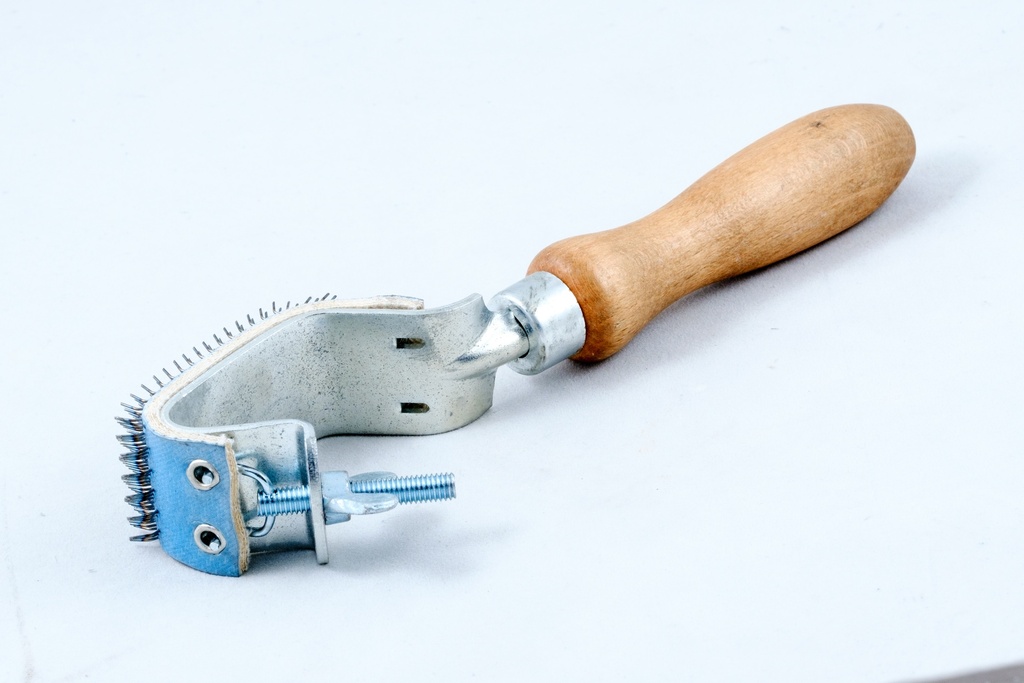 CARDING HAND BRUSH/HAND SCRATCH PAD